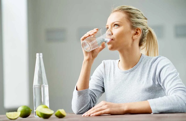 uống đủ nước mỗi ngày là cách giảm cân tại nhà hiệu quả