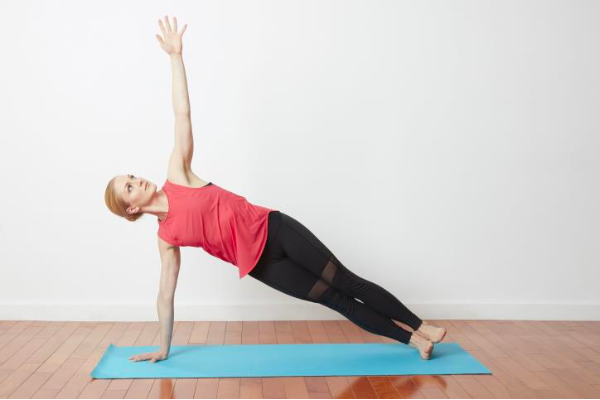 Tập cơ vùng bụng tận nhà với động tác Side Plank 