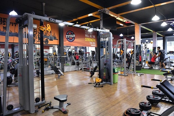 Phòng tập Titan Gym với nhiều máy móc, thiết bị tập hiện đại