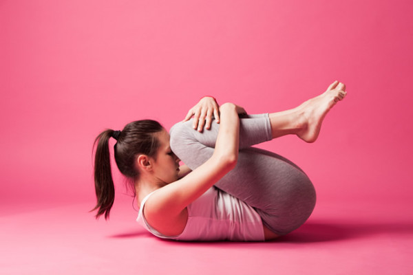 tư thế yoga giảm mỡ bụng - cuộn người