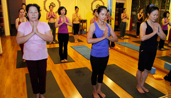 Tập luyện với giáo viên chuyên nghiệp tại Shri Yoga quận 3