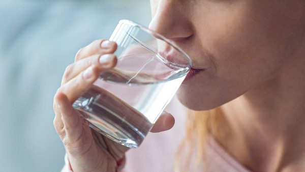 Uống nước trước khi ăn là cách để giảm cân an toàn