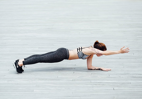 Động tác Plank thấp 1 tay tác động lực vào phần bụng, giúp giảm mỡ bụng hiệu quả 