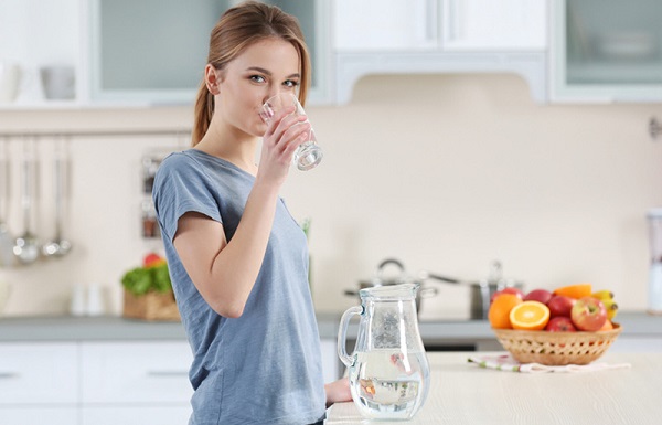 Uống nước trước bữa ăn hỗ trợ làm giảm cảm giác thèm ăn