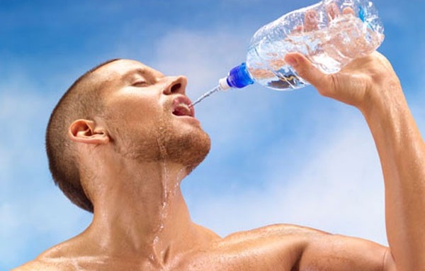 Khi tập Taekwondo cần uống đủ lượng nước cần thiết