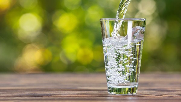 Nước lọc không chứa calo nên không gây tăng cân kể cả khi uống nhiều