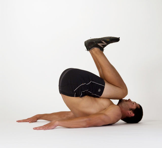Bài tập cơ liên sườn nâng chân gập bụng đơn giản