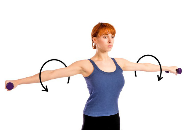 Xoay tròn cánh tay là bài tập giảm mỡ nách, siết cơ vùng cánh tay hiệu quả, dễ thực hiện