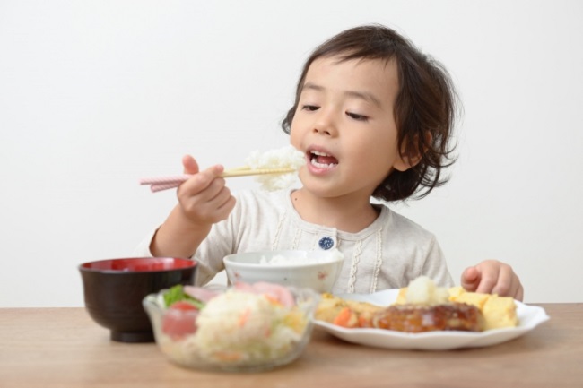 Trẻ nhỏ là nhóm đối tượng không nên áp dụng chế độ ăn 1 ngày 1 bữa