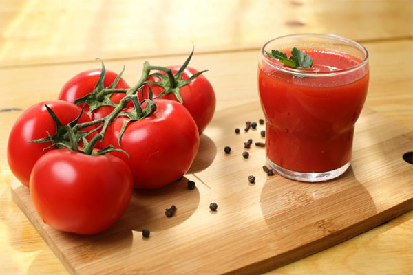 Cà chua chứa vitamin A và C giúp cải thiện thị lực