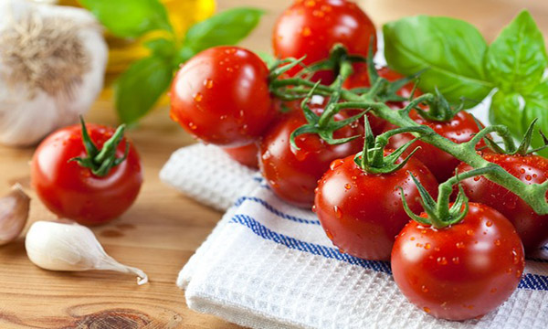 Cà chua giúp bổ sung canxi và vitamin K cho xương chắc khỏe