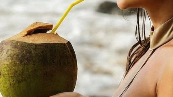 Uống nước dừa là một cách để nuôi dưỡng làn da đẹp