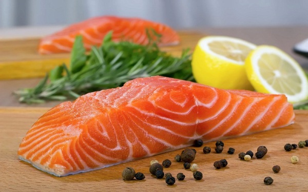 Cá hồi cũng là thực phẩm giúp tăng cơ bắp nếu ăn uống điều độ