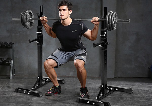 Tập squat nam với tạ đòn yêu cầu kỹ thuật tương đối khó hơn squat cơ bản