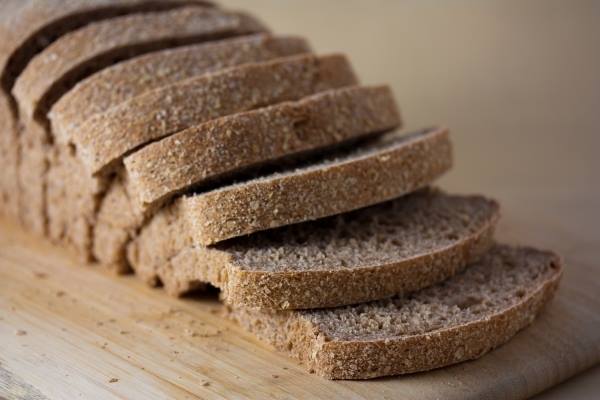  Bánh mì đen hay bánh mì nguyên cám có công dụng kéo dài cảm giác no