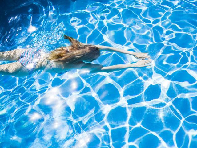 Bơi lội là bài tập xương quai xanh hiệu quả bất cứ ai cũng có thể áp dụng
