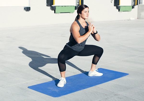 Sumo squat kết hợp bật nhảy giúp rèn luyện thể lực cho cơ thể 