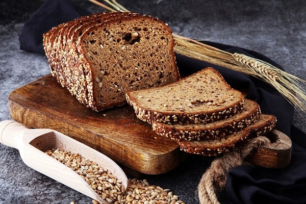 Bánh mì đen chứa nhiều carbohydrate thích hợp dùng vào bữa sáng