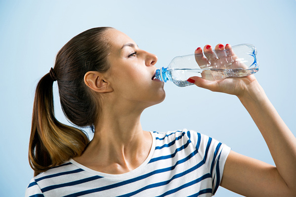 Uống nước cải thiện cân nặng giúp giảm mỡ bắp tay