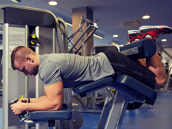 Tập Dumbbell Leg Curl hiệu quả hơn khi thực hiện tại phòng gym