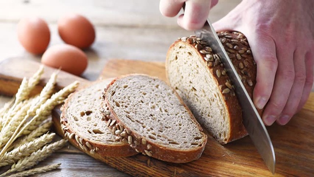 Bánh mì đen được xem là lựa chọn hàng đầu cho người giảm cân, giữ dáng