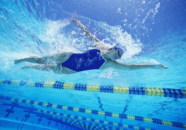 Bơi lội không chỉ giúp giảm cân mà còn giúp loại bỏ mỡ thừa ở vùng bụng hiệu quả