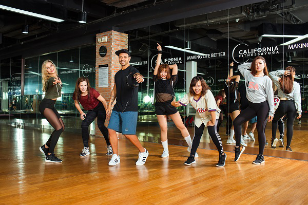 Tập nhảy hiện đại cực sôi động tại California Fitness & Yoga 