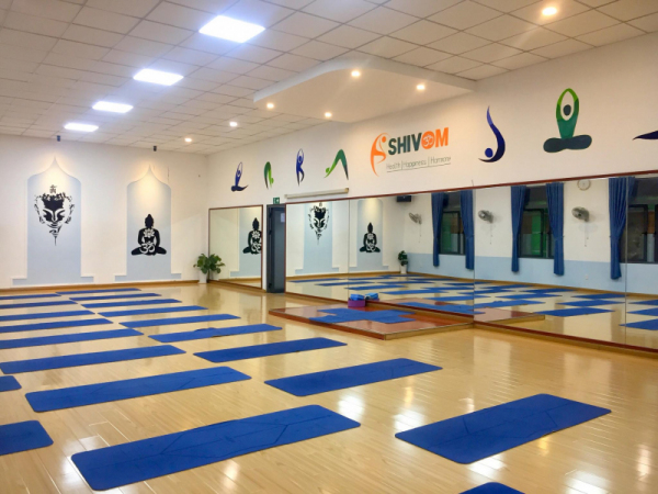Phòng tập Yoga thoáng mát, rộng rãi tại Shivom Yoga