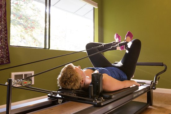 Bài tập  Pilates Reformer giúp chân bạn thêm thon gọn, săn chắc hơn 