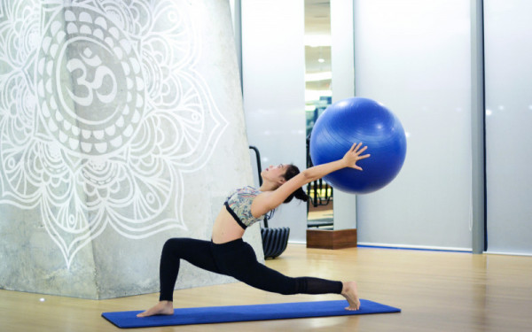 Khắc phục chứng đau lưng nhờ Yoga Bóng cùng Yoga Plus