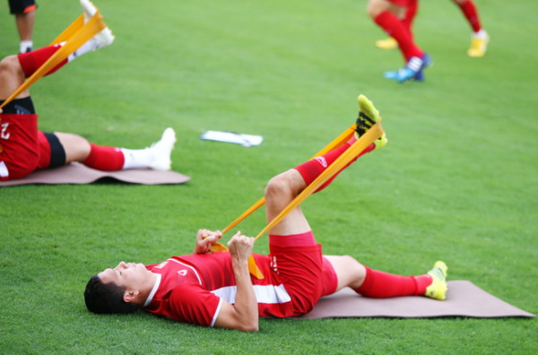 Xem trận cầu Việt Nam - Malaysia, thiết nghĩ cầu thủ Malay nên luyện tập Yoga vì lý do sau