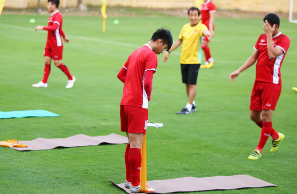 Xem trận cầu Việt Nam - Malaysia, thiết nghĩ cầu thủ Malay nên luyện tập Yoga vì lý do sau