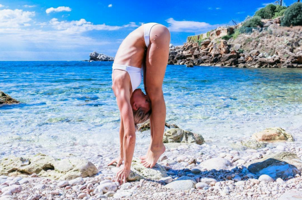5 động tác Yoga tập dưới bãi biển