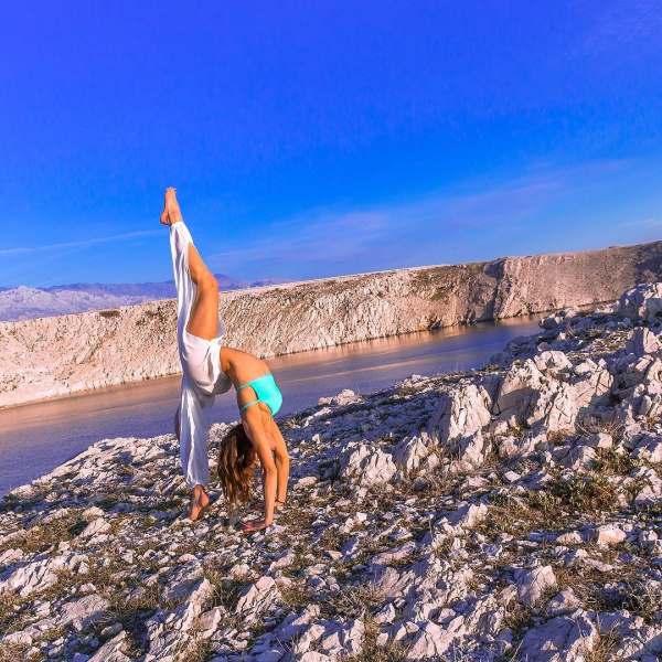 5 động tác Yoga tập dưới bãi biển