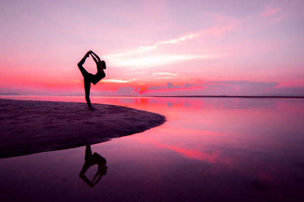 6 lý do nên tập yoga ngoài trời