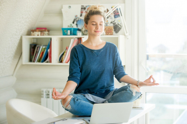 7 tư thế Yoga bạn có thể thực hiện tại bàn để giảm căng thẳng ngay lập tức