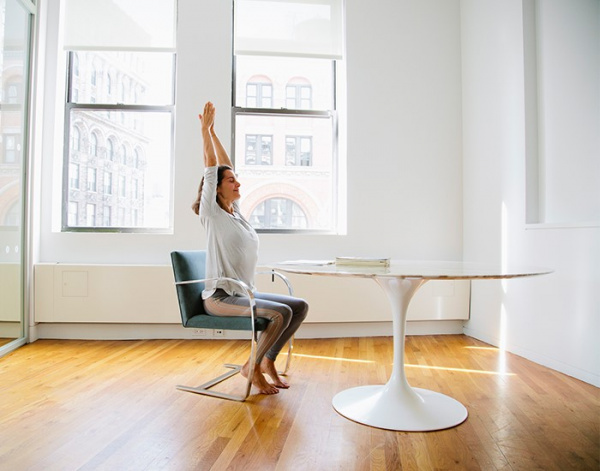 7 tư thế Yoga bạn có thể thực hiện tại bàn để giảm căng thẳng ngay lập tức