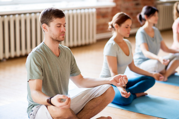 4 sai lầm trong lớp Yoga nam giới thường mắc phải