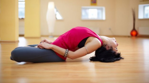 5 tư thế Yoga xua tan triệu chứng mỏi vai gáy