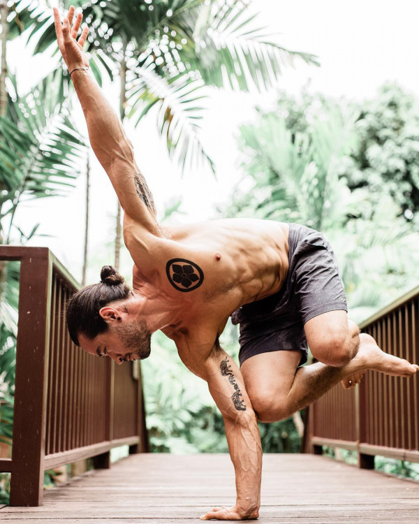 Tổng hợp những hình ảnh luyện tập Yoga đáng ngưỡng mộ của các nam Yogi