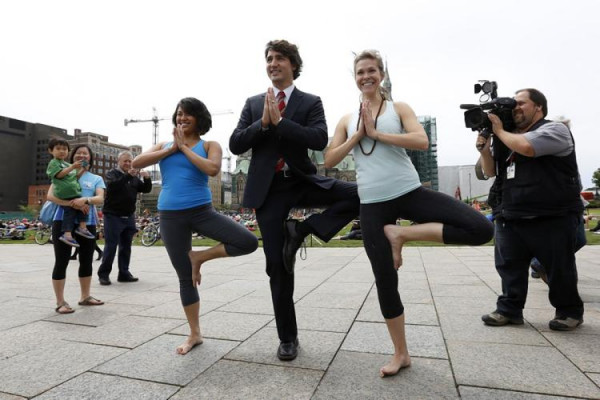 Bất ngờ trước màn trình diễn Yoga cực khó của Thủ tướng điển trai Canada