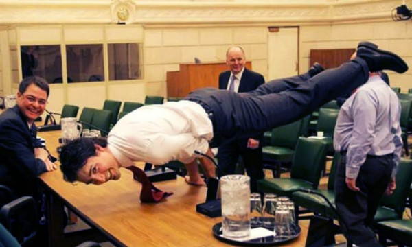 Bất ngờ trước màn trình diễn Yoga cực khó của Thủ tướng điển trai Canada