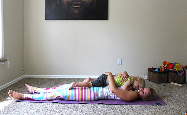 6 tư thế Yoga đơn giản dành cho mẹ và bé