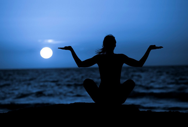 Yoga Under The Moon - Lấy lại năng lượng tích cực từ chuỗi Yoga Dưới Ánh Trăng
