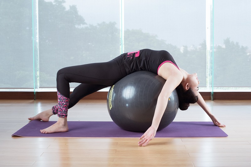 Yoga Ball – Môn yoga cực tốt cho mẹ bầu và dân văn phòng