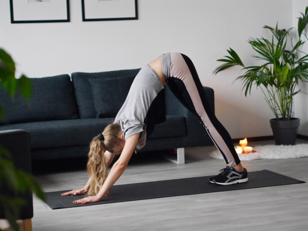 Bài tập yoga tăng sức mạnh cho đôi chân - Tư thế chó cúi mặt - giangyoga