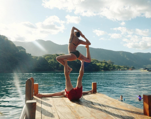 Yoga kết nối tình yêu đôi lứa