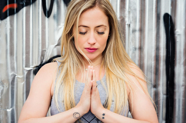 10 video tập Yoga thể hiện sức mạnh của sự dẻo dai bổ ích bạn nên bỏ túi